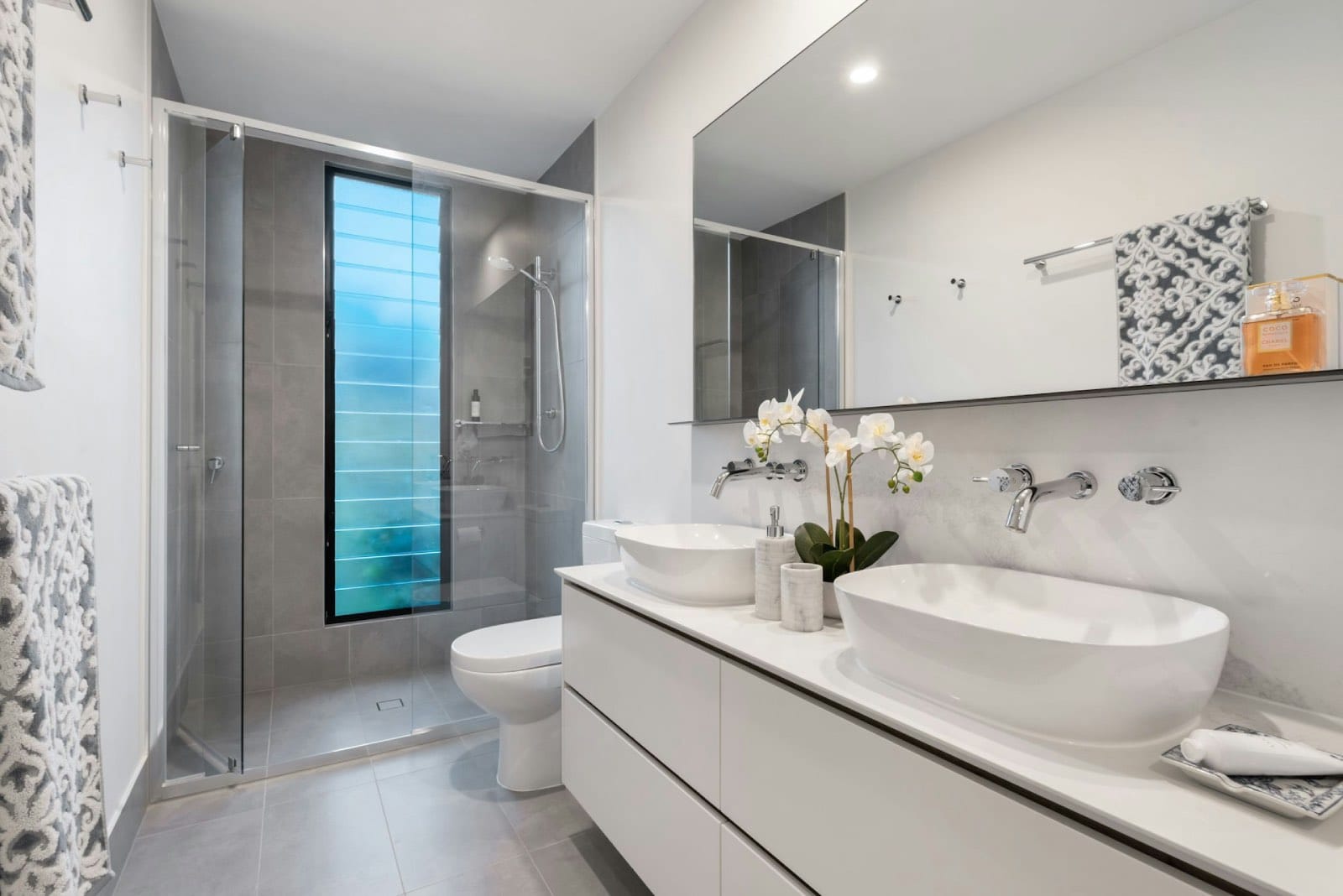 Cómo Decorar un Baño Pequeño: 10 Consejos para Maximizar Espacios y Estilo